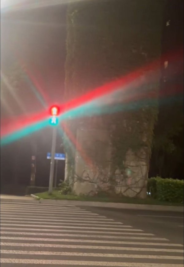 优配中国 信号灯集体“患病” 这个路口让行人司机都犯了难